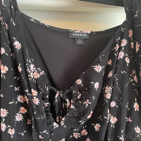 Torrid BLACK DITSY FLORAL CRINKLED GAUZE PUFF SLEEVE PEASANT DRESS 1x - Picture 4 of 9